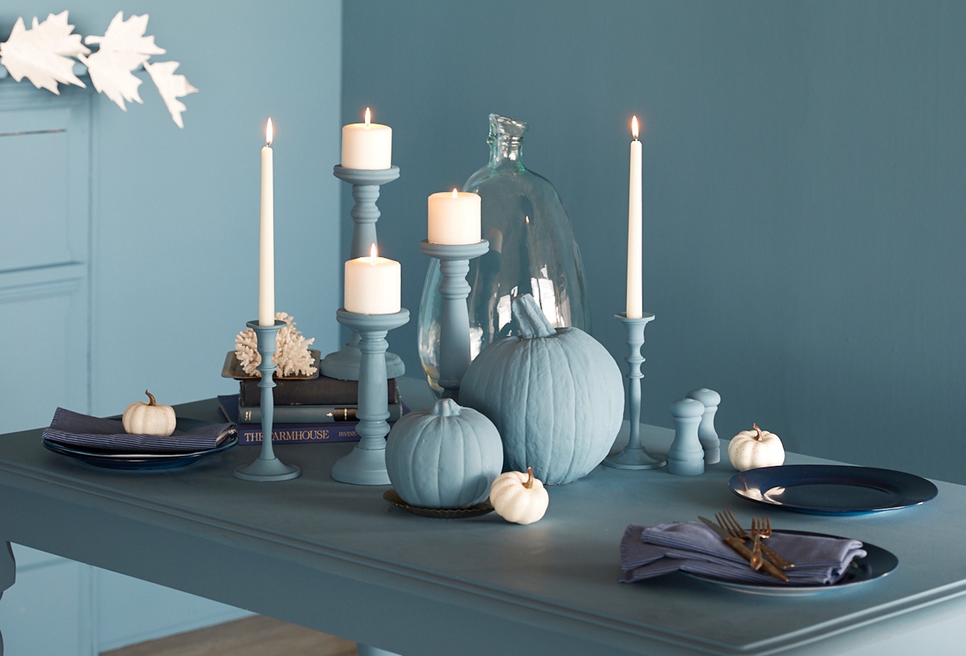 blue-monochromatic-table-setting