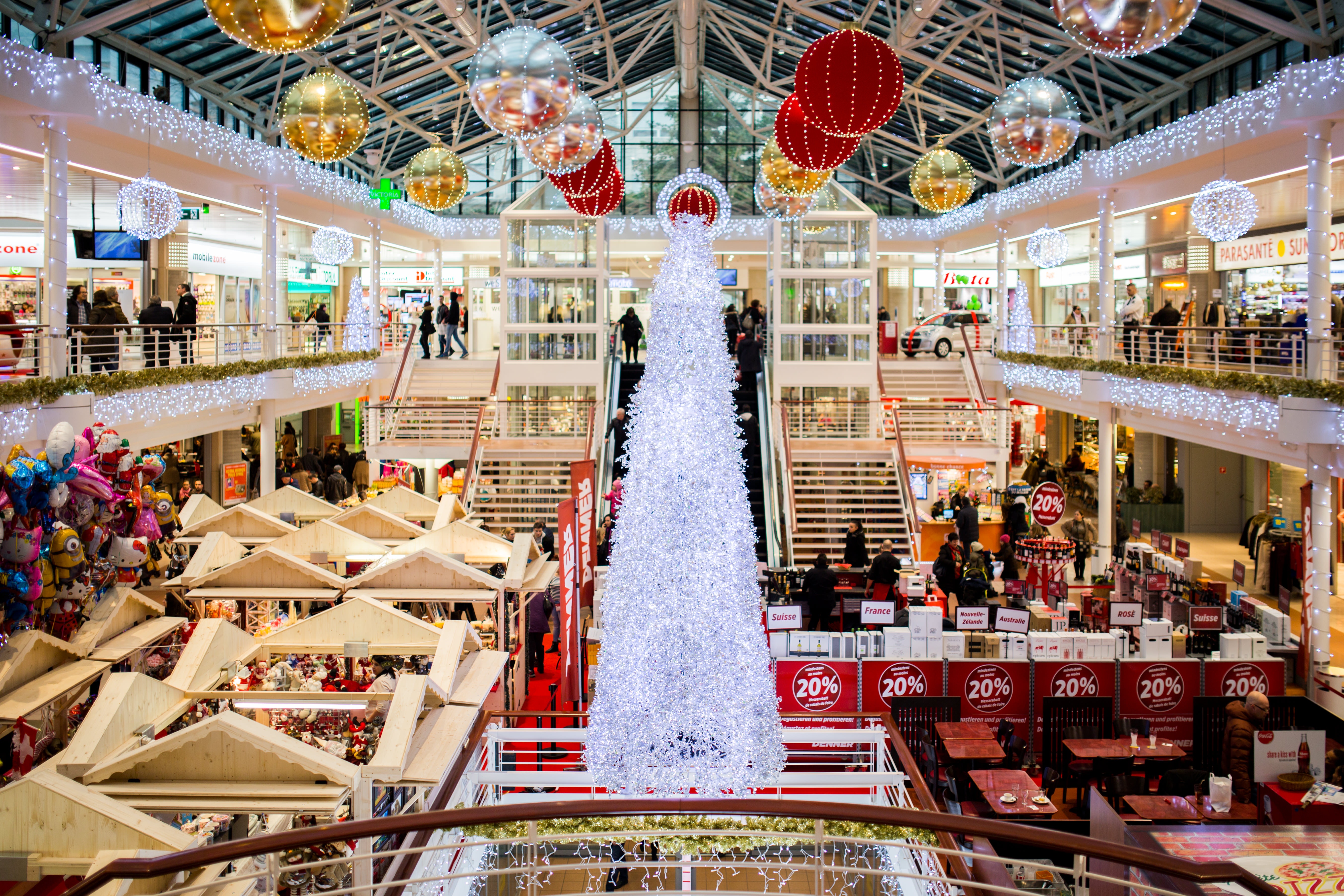 building-christmas-tree-indoors-186613