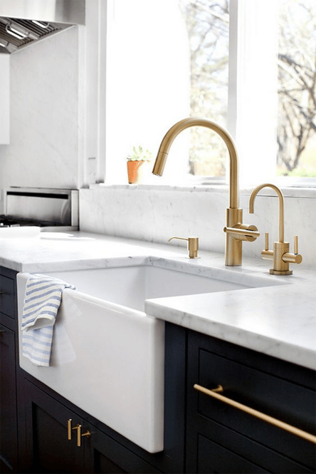 white-farmhouse-sink-gold-faucet